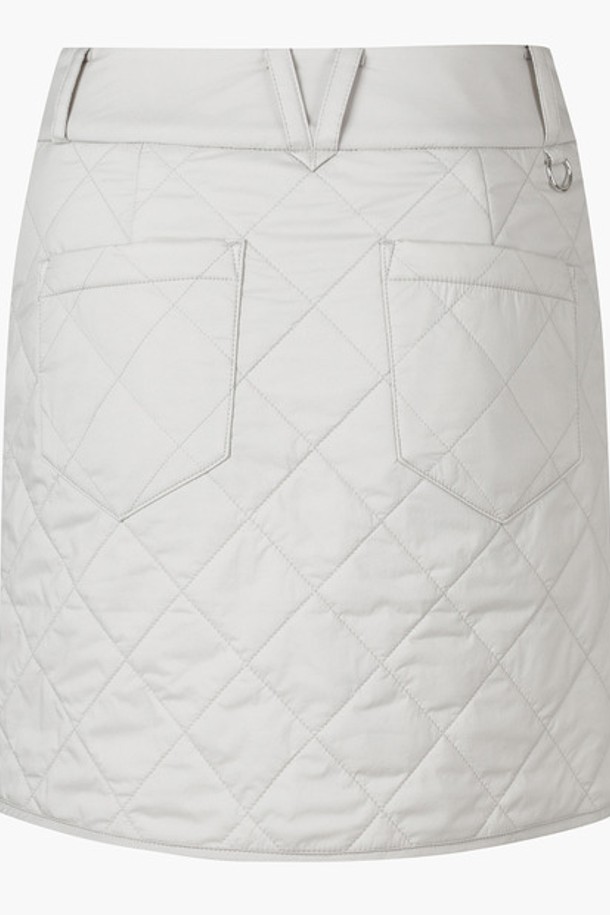 여성 사각 퀼팅 패딩 스커트 (DO42WFSKO3)는 겨울철 골프 라운딩과 일상에서 스포티한 스타일을 연출하기 좋은 아이템입니다. 나일론, 폴리에스터, 폴리우레탄 혼방 소재로 제작되어 두꺼운 두께감과 퀼팅 패턴, 랩 디자인으로 보온성과 스타일을 동시에 잡았습니다. A라인 핏으로 편안하면서도 여성스러운 실루엣을 강조하며, BLKG, LBGG 두 가지 컬러로 출시되어 다양한 겨울 코디에 활용할 수 있습니다. 스포티한 무드를 선호하는 여성 고객에게 적합하며, 겨울 데일리룩과 골프룩에 포인트를 더할 수 있는 퀼팅 패딩 스커트입니다.
