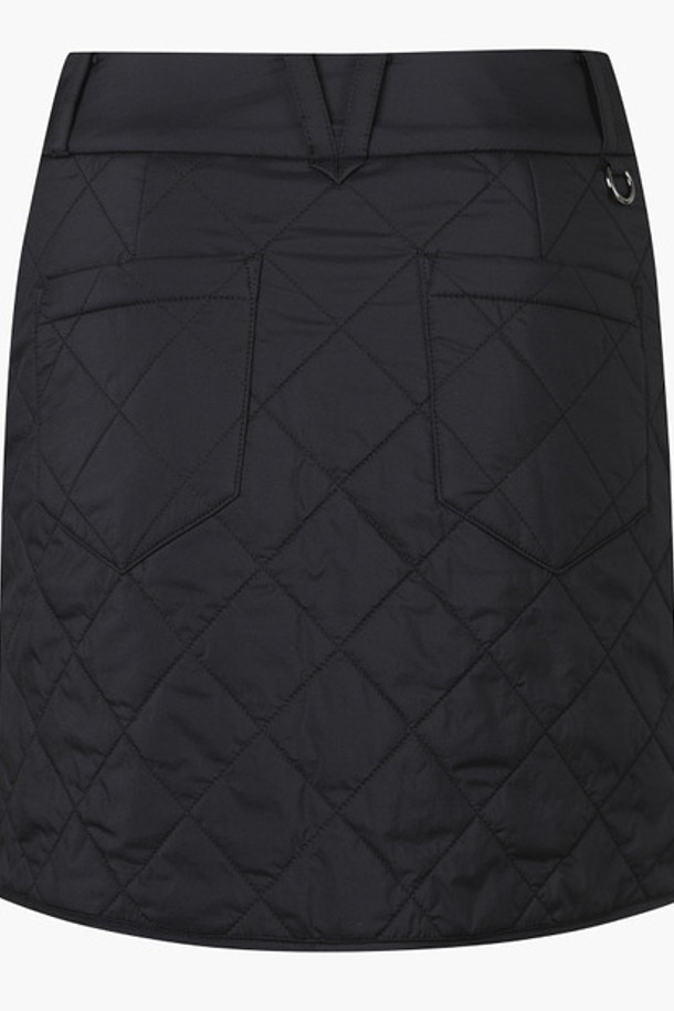 여성 사각 퀼팅 패딩 스커트 (DO42WFSKO3)는 겨울 라운딩 또는 일상에서 스포티한 스타일을 연출할 수 있는 미니스커트입니다. 나일론, 폴리에스터, 폴리우레탄 혼방 소재로 제작되어 두꺼운 두께감과 퀼팅 디자인, A라인 핏이 특징입니다. 블랙(BLKG), 라이트 베이지(LBGG) 두 가지 색상으로 출시되어 다양한 겨울 코디에 활용하기 좋습니다. 퀼팅 및 버튼 디테일이 돋보이며, 레귤러 핏으로 편안하게 착용할 수 있습니다.
