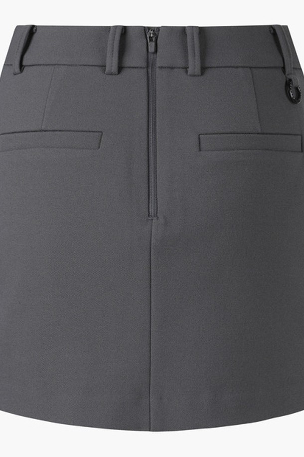 여성 세미 H라인 기모 랩 스커트 (DO42WFSKO2)는 겨울 시즌에 따뜻하게 착용할 수 있는 제품입니다. 부드러운 촉감의 폴리에스터, 레이온, 폴리우레탄 혼방 소재에 기모 안감을 더해 보온성을 높였습니다. 베이직한 스타일의 H라인 세미핏 스커트로, 랩 디자인이 특징입니다. 골프룩과 겨울 데일리룩에 모두 활용 가능하며, 클래식하고 미니멀한 스타일을 연출합니다. CHAG, KHAG 두 가지 색상으로 출시되었습니다.
