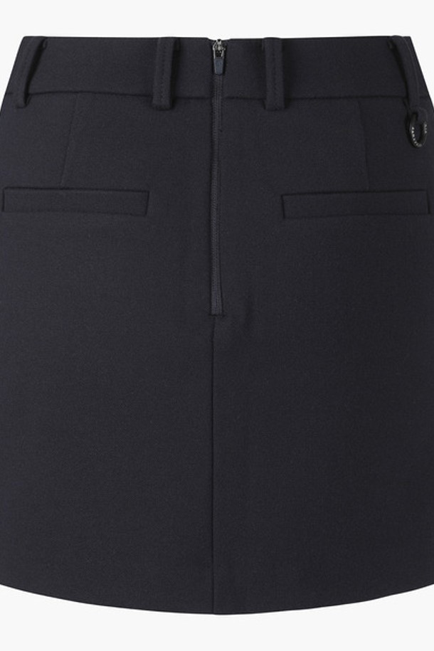 여성 세미 H라인 기모 랩 스커트 (DO42WFSKO2)는 스포티한 무드의 겨울용 스커트입니다. 부드러운 촉감의 폴리에스터, 레이온, 폴리우레탄 혼방 소재로 제작되었으며, 안감에는 기모 처리가 되어 보온성을 높였습니다. H라인의 세미핏 디자인에 랩 스타일로 여성스러운 실루엣을 연출하며, 무지 패턴으로 다양한 상의와 매치하기 좋습니다. 골프룩 및 겨울 데일리룩으로 활용하기 좋으며, 스타일은 미니멀합니다. 색상은 CHAG, KHAG 두 가지입니다.
