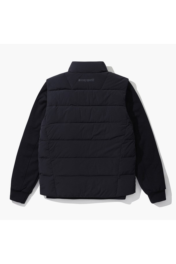 남성 풀집업 3in1 다운점퍼 (GO421MDJO5)입니다. 겨울철 보온성을 책임지는 두꺼운 두께감의 다운점퍼로, 캐주얼 및 스포티 스타일 연출에 용이합니다. 블랙과 카키 두 가지 색상으로 출시되었으며, 골프 및 일상용으로 활용 가능합니다. 3in1 코트 타입으로 다양한 스타일을 연출할 수 있으며, 레귤러핏으로 편안한 착용감을 선사합니다. 겉감은 나일론과 폴리우레탄 혼방, 충전재는 거위솜털 80%, 거위깃털 20%로 제작되었습니다.
