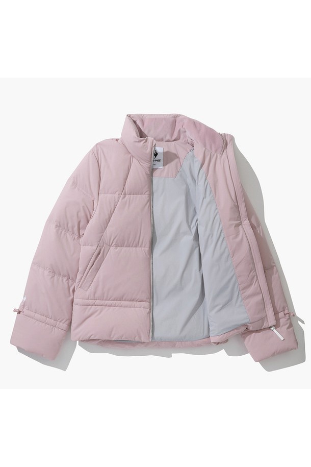 여성 풀집업 허리셔링 포인트 다운 점퍼 (GO422LDJO4)는 스포티한 스타일과 미니멀한 디자인을 추구하는 여성들을 위한 겨울철 필수 아이템입니다. 부드러운 촉감의 나일론, 폴리우레탄, 폴리에스터, 거위솜털, 거위깃털 혼방 소재로 제작되어 뛰어난 보온성을 자랑합니다. 허리 셔링 디테일이 여성스러운 실루엣을 연출하며, 레귤러 핏과 집업 스타일로 편안한 착용감을 선사합니다. 골프룩은 물론 일상에서도 활용 가능한 활용도 높은 다운 점퍼로, 블랙과 핑크 두 가지 색상으로 만나볼 수 있습니다. 추운 겨울, 따뜻함과 스타일을 동시에 잡으세요.
