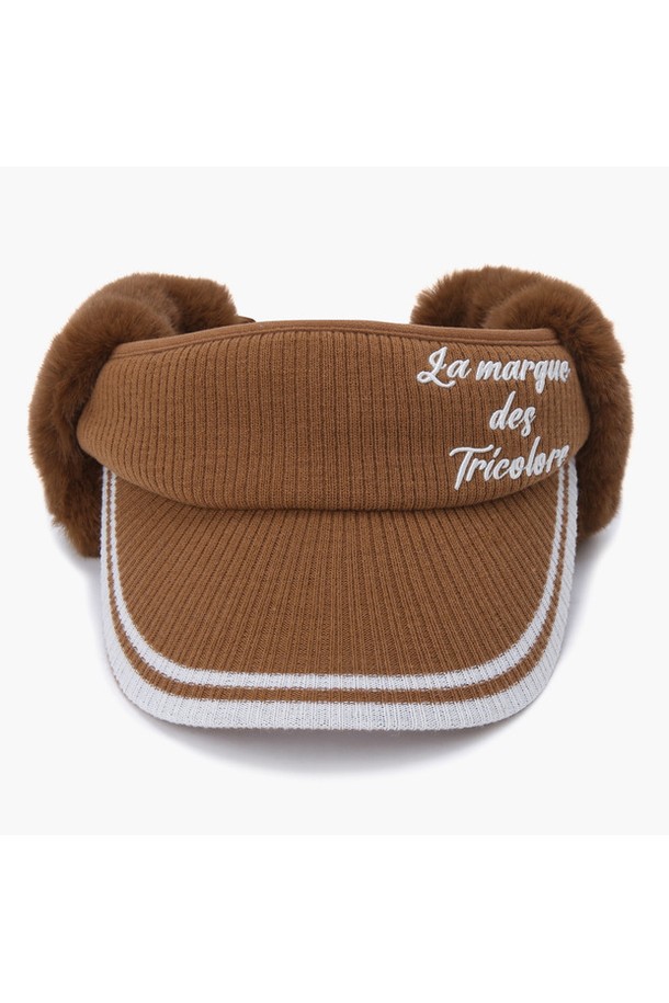 여성 귀달이 니트 선바이저 (GO422LSVO1)는 겨울철 라운딩과 일상에서 스타일리시하게 착용 가능한 모자입니다. 부드러운 촉감의 아크릴, 울, 폴리에스터 혼방 소재로 제작되어 따뜻하고 편안한 착용감을 선사합니다. 챙 넓이 8.5cm에 앞면 레터링 디자인이 돋보이며, 탈부착 가능한 퍼 귀마개와 벨크로 사이즈 조절 기능으로 보온성과 실용성을 높였습니다. 블랙, 라이트블루, 카멜 3가지 색상으로 출시되어 클래식, 캐주얼, 미니멀 등 다양한 스타일을 연출할 수 있습니다. 골프룩에 포인트를 더하고 싶은 여성분들께 추천합니다.
