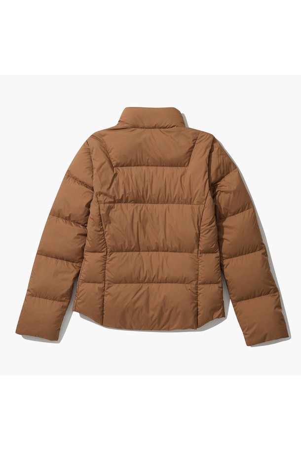 여성 풀집업 하이넥 경량 다운점퍼 (GO422LDJO1)는 겨울철 따뜻함과 스타일을 동시에 만족시키는 아우터입니다. 블랙, 카멜, 다크레드 3가지 색상으로 출시되어, 골프 및 일상생활에서 캐주얼하고 스포티한 스타일을 연출할 수 있습니다. 가볍고 부드러운 촉감의 나일론, 폴리에스터 혼방 소재에 거위 솜털과 깃털을 사용하여 보온성을 높였습니다. 하이넥 디자인과 집업 여밈 방식으로 추운 날씨에도 든든하며, 레귤러핏으로 편안한 착용감을 제공합니다. 레귤러 기장에 긴 소매 디자인으로 다양한 코디에 활용하기 좋습니다.
