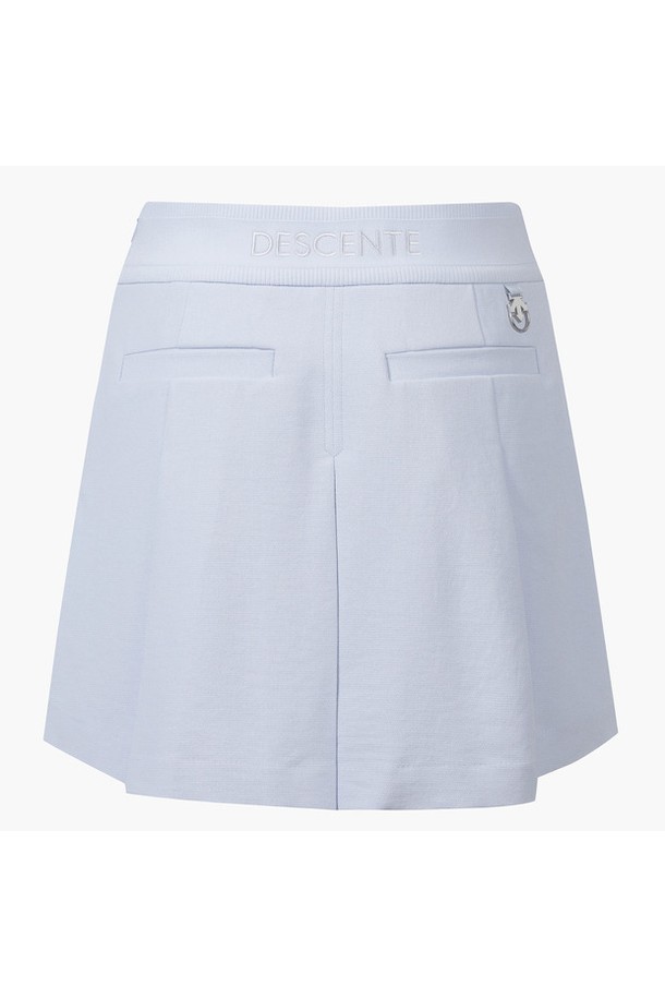 여성 밴딩 플레어 스커트 (DP12WFSK33)는 봄, 여름 시즌 골프룩을 위한 스포티 무드의 플레어 스커트입니다. 허리 E밴딩 처리와 앞면 중심 플레어 디자인으로 편안함과 여성스러운 실루엣을 동시에 선사합니다. 무지 디자인에 DBEG, LBLG 두 가지 컬러로 출시되어 다양한 상의와 손쉽게 매치 가능합니다. 폴리에스터와 폴리우레탄 혼방 소재로 제작되어 활동성이 뛰어나며, 안감이 있어 비침 걱정 없이 착용할 수 있습니다. 미니멀한 스타일로 필드 위는 물론 일상에서도 활용 가능한 아이템입니다.
