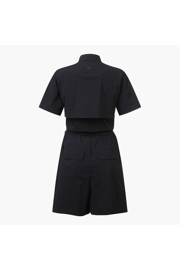 세련된 디자인과 뛰어난 기능성을 갖춘 유틸리티 점프 수트 (DP12WFOP32) 입니다. 라운드넥에 반소매 디자인으로, 봄, 여름, 가을 시즌 골프룩으로 활용하기 좋습니다. 나일론, 폴리에스터, 폴리우레탄 혼방 소재로 제작되어 부드러운 촉감과 슬림핏을 선사합니다. 허리 E밴드 벨트와 스트링 내장으로 편안한 착용감을 제공하며, 다양한 포켓 디자인으로 수납력 또한 우수합니다. 블랙 컬러의 무지 패턴으로 스포티하면서도 캐주얼한 스타일을 연출합니다.
