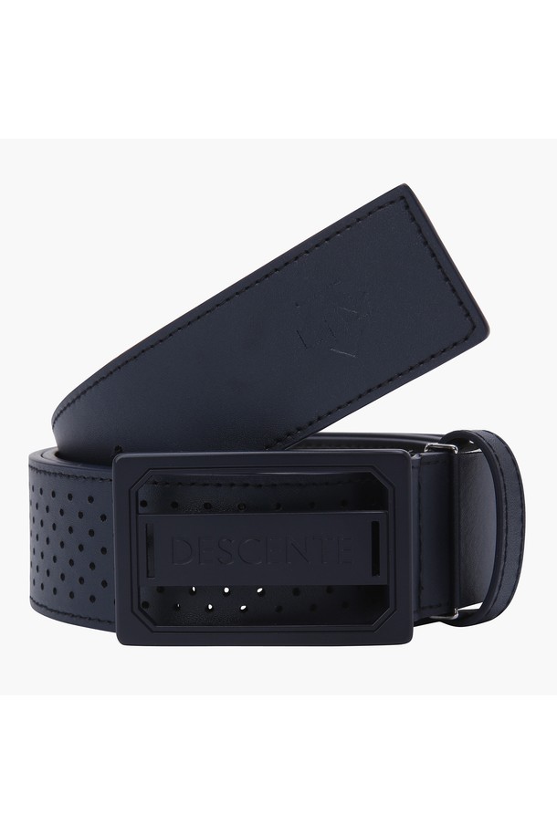 남성 원톤 타공 벨트 (DP12MFBT31)는 심플하고 고급스러운 스타일을 추구하는 남성 골퍼를 위한 벨트입니다. 합성가죽 소재에 원형 타공 디자인이 적용되어 있으며, 봄, 여름 시즌에 착용하기 좋습니다. 폭 4cm, 총길이 119cm (버클 포함)로 제작되었으며, BWTG, DNVG 두 가지 컬러로 출시되어 골프룩에 클래식하고 미니멀한 포인트를 더합니다. 버클 여밈 방식으로, 편안한 착용감을 제공합니다.
