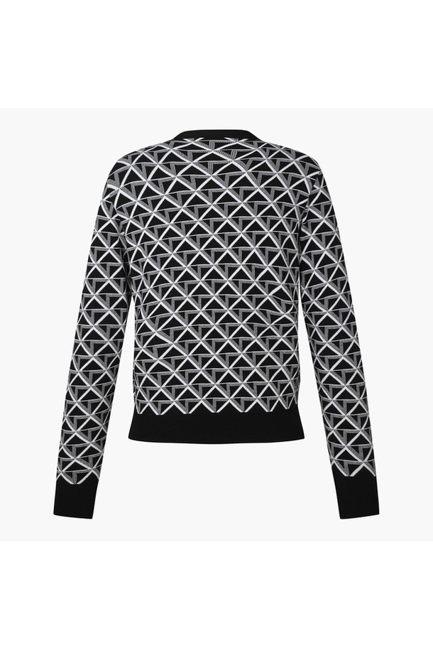 여성 패턴 가디건 (DP12WFKO12)은 클래식한 무드의 골프룩 연출을 위한 여성용 가디건입니다. 블랙과 라이트 핑크 두 가지 색상으로 제공되며, 자가드 패턴이 돋보입니다. 레이온과 폴리에스터 혼방 소재로 제작되어 부드러운 촉감을 선사하며, 두꺼운 두께감으로 가을, 겨울 시즌에 따뜻하게 착용할 수 있습니다. 크롭 기장의 V넥 디자인에 버튼 여밈 방식으로 간편하게 착용 가능하며, 레귤러핏으로 편안한 착용감을 제공합니다. 세트업으로도 활용 가능한 실용적인 아이템입니다.
