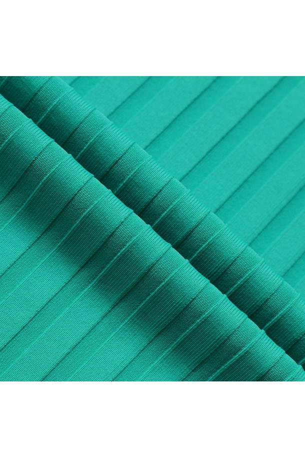 세련된 여성 골프룩을 위한 골지 5부 반팔 티셔츠입니다. 뛰어난 신축성과 활동성을 제공하는 나일론과 폴리우레탄 혼방 소재로 제작되었습니다. 스포티한 무드를 연출하는 폴로넥 디자인과 골지 패턴이 특징이며, 여름 시즌 시원하게 착용하기 좋습니다. OWHG, TUQG 두 가지 색상으로 만나볼 수 있으며, 제품 코드는 DO32WFTS71입니다. 미니멀하면서도 스타일리시한 골프웨어를 완성해보세요.
