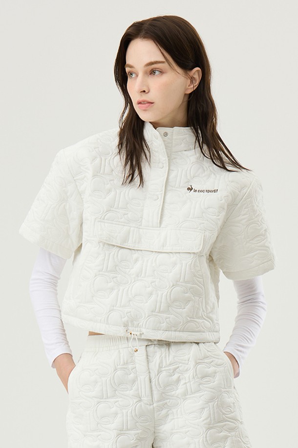 **패딩 자가드 퀼팅 반팔 아이보리(QP422TPDO6)**는 봄, 가을 시즌에 활용하기 좋은 아우터입니다. 아이보리 컬러의 넉넉한 루즈핏으로, 스포티하면서도 캐주얼한 스타일을 연출합니다. 자카드 퀼팅 패턴과 두꺼운 두께감, 생활 방수 및 방풍 기능으로 편안함을 더했습니다. 캥거루 포켓과 LCS 컷팅 디테일, 패딩 충전재를 사용하여 보온성을 높였습니다. 산책룩이나 여행룩에 활용하기 좋은 아이템입니다.
