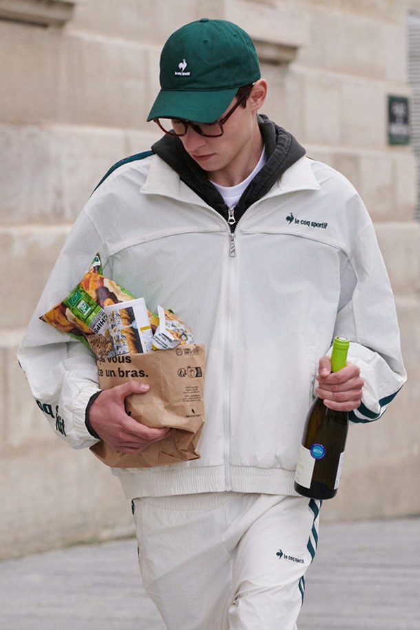 선데이 바람막이 재킷 아이보리(QP323TJK75)는 남녀 공용으로, 봄과 여름에 가볍게 걸치기 좋은 바람막이 자켓입니다. 아이보리 컬러의 무지 디자인으로, 스포츠 활동뿐만 아니라 일상에서도 캐주얼하고 스포티하게 연출할 수 있습니다. 얇은 두께감과 부드러운 촉감의 나일론, 폴리우레탄 혼방 소재로 제작되어 가볍고 편안한 착용감을 선사합니다. 레귤러 핏에 집업 스타일로 편안하게 입고 벗을 수 있으며, 사이드 포켓이 있어 실용성을 더했습니다. 방풍 기능과 경량성을 갖춰 변덕스러운 날씨에도 쾌적하게 활동할 수 있습니다.

