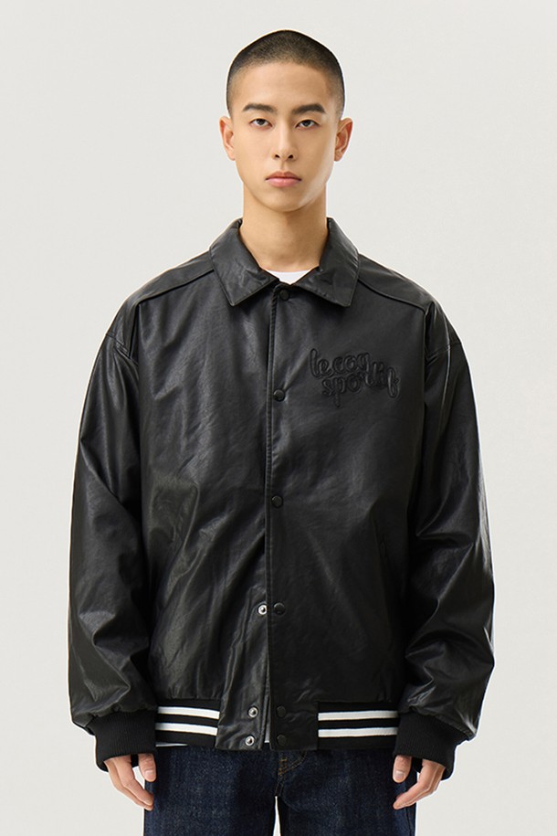 유니 비건 레더 루즈핏 재킷 - 블랙(QQ123LJK12)은 캐주얼, 미니멀, 시티보이 스타일을 추구하는 분들을 위한 간절기 필수 아이템입니다. 부드러운 촉감의 비건 가죽 소재와 안감 패딩으로 제작되어 편안함과 보온성을 동시에 잡았습니다. 오버핏과 루즈핏의 조화로 트렌디한 실루엣을 연출하며, 어깨선 드롭 디자인과 가슴 그래픽 디테일, 스트라이프 밑단 디테일이 돋보입니다. 일상, 동네 마실룩, 카페룩 등 다양한 TPO에 활용하기 좋으며, 스냅 여밈 방식으로 간편하게 착용할 수 있습니다. 블랙 색상은 어떤 스타일에도 쉽게 매치되어 활용도가 높습니다.
