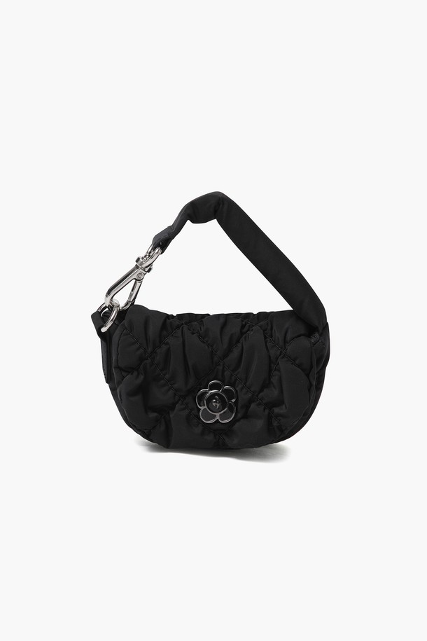 여성스러운 퀼팅 디자인이 돋보이는 미니 키링백입니다. 가볍고 앙증맞은 미니 사이즈로, 무선 이어폰을 수납하기에도 용이합니다. 블랙 컬러와 사각 형태가 세련된 느낌을 주며, 마그네틱형 잠금 방식으로 편리함을 더했습니다. 데이트룩, 쇼핑룩, 카페룩 등 다양한 TPO에 활용 가능하며, 클래식, 미니멀, 걸리시 스타일을 즐겨 입는 여성분들께 추천합니다. 꽃 장식이 포인트로 더해져 사랑스러운 매력을 더했습니다.
