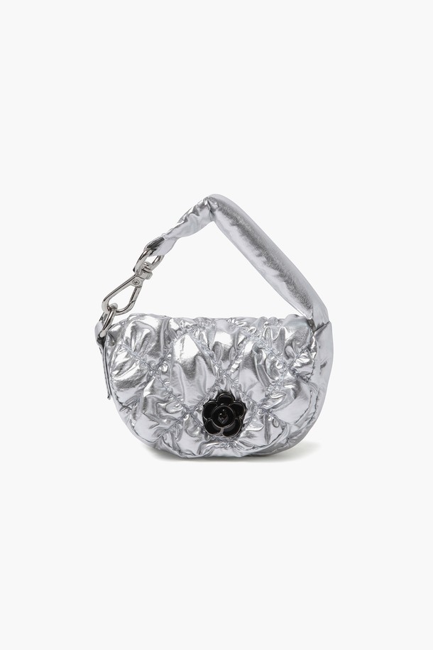 여성스러운 퀼팅 디자인이 돋보이는 '여성 미니어쳐 키링백 실버(QP322WBG96)'입니다. 미니멀하면서도 클래식한 무드를 자아내 데이트룩, 쇼핑룩, 카페룩 등 다양한 TPO에 활용하기 좋습니다. 부드러운 폴리에스터 소재에 실버 컬러와 블랙 컬러로 출시되었으며, 미니어처 사이즈로 앙증맞은 매력을 더합니다. 가로 9cm, 세로 6.3cm, 폭 4.5cm의 아담한 크기로, 이어폰 등의 소형 소지품을 수납하기에 적합하며, 다른 가방에 부착하여 포인트를 줄 수도 있습니다. 꽃 장식 디테일과 마그네틱형 잠금 방식으로 실용성을 더했습니다.
