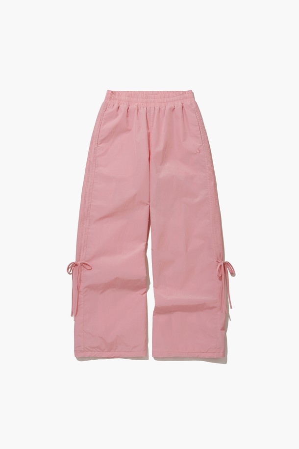 BMUET(TE) X LECOQ 기모 트랙팬츠 핑크(QP422OPTO7)는 여성용 트랙팬츠로, 스포티하면서도 로맨틱한 무드를 연출합니다. 겨울철에 적합한 두꺼운 두께감과 기모 안감, 발수 및 보온 기능을 갖춰 따뜻하고 편안하게 착용할 수 있습니다. 루즈핏으로 활동성을 높였으며, 사이드 4줄 라인과 리본 디테일, 밑단 스토퍼 디자인이 특징입니다. 약와사 우븐 소재와 브라이트사를 사용하여 은은한 광택감을 더했으며, 투웨이 착용 방법으로 다양한 스타일을 연출할 수 있습니다. 일상, 스포츠 활동은 물론 피트니스룩, 산책룩으로 활용하기 좋습니다.
