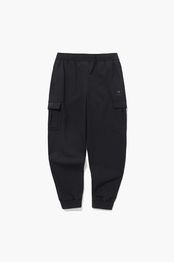 블랙 컬러의 카고 기모 조거 팬츠(QP423TPTO1)입니다. 남녀 모두 착용 가능한 제품으로, 가을과 겨울에 따뜻하게 입을 수 있습니다. 일상 및 캐주얼 스타일에 적합하며, 생활 방수 기능과 스트레치, 보온성을 갖춰 활동성을 높였습니다. 부드러운 촉감의 나일론, 폴리우레탄 혼방 소재로 제작되었으며, 안감은 기모 처리되어 포근함을 더합니다. 조거핏과 레귤러핏으로 편안하게 착용 가능하며, 밴딩 처리로 활동성을 강조했습니다.
