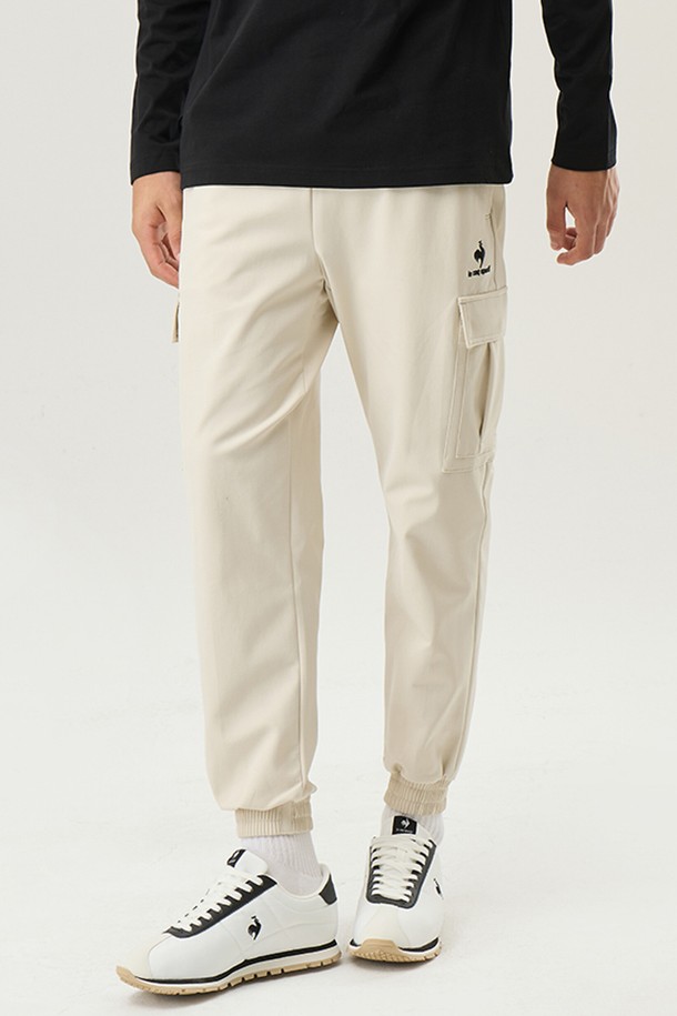 베이직한 디자인의 카고 기모 조거 팬츠 베이지(QP423TPTO1)는 가을, 겨울 시즌에 활용하기 좋은 아이템입니다. 부드러운 촉감의 나일론, 폴리우레탄 혼방 소재에 기모 안감을 더해 보온성을 높였으며, 발수 기능으로 생활 방수도 가능합니다. 허리 밴딩과 조거 핏으로 편안한 착용감을 선사하며, 스포티 또는 캐주얼 스타일 연출에 용이합니다. 카고 포켓과 그래픽 디테일이 밋밋함을 덜어주며, 데일리룩, 산책룩, 집콕룩 등 다양한 TPO에 매치하기 좋습니다. 색상은 베이지, 블랙, 아이보리 3가지로 출시되었습니다.
