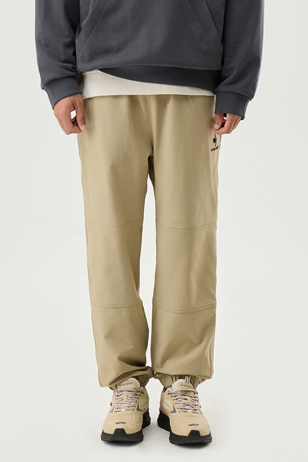 나일론 스판 기모 조거 팬츠 베이지(QP423CPTO1)는 캐주얼과 스포티 스타일을 모두 만족시키는 겨울철 필수 아이템입니다. 부드러운 촉감의 기모 안감과 두꺼운 두께감으로 뛰어난 보온성을 제공하며, 일상 및 캐주얼 룩에 활용하기 좋습니다. 루즈핏 조거 스타일로 편안한 착용감을 선사하며, 밴딩 처리로 활동성을 높였습니다. 베이지 컬러는 어떤 상의와도 잘 어울려 겨울 데일리룩, 산책룩, 집콕룩 등 다양한 TPO에 매치하기 용이합니다. 나일론, 폴리우레탄 혼방 소재로 제작되어 스트레치성과 방수 기능까지 갖춘 실용적인 팬츠입니다.
