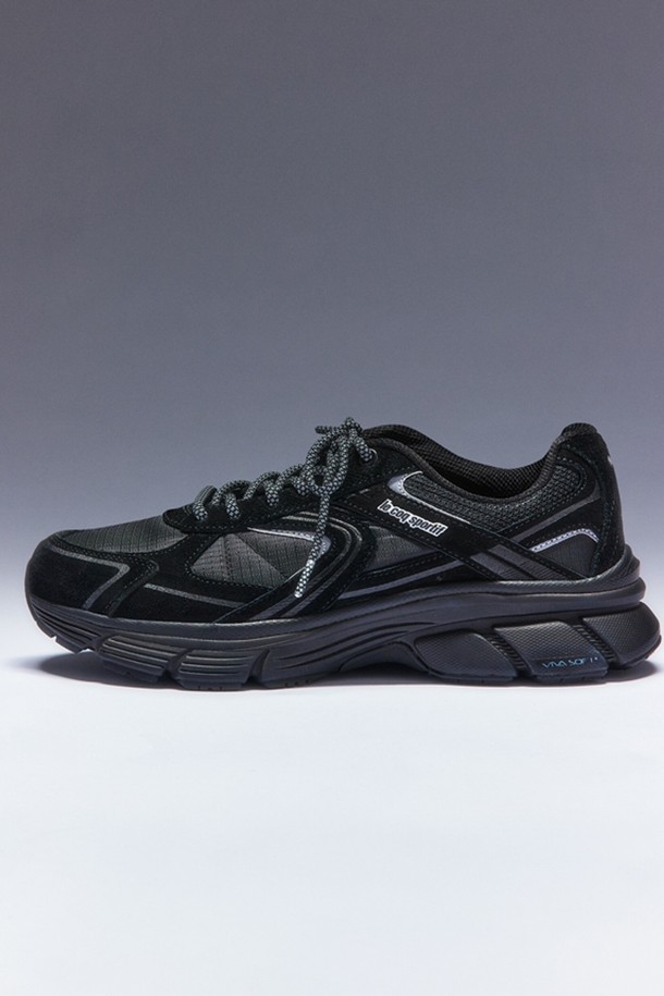 L2K 벤처 스플리트 블랙(QP323LCR97) 여성 운동화는 Y2K 트렌드를 반영한 디자인으로, 일상생활과 스포츠 활동 모두에 적합합니다. 블랙과 카키 두 가지 색상으로 출시되었으며, 라운드 앞코와 5.3cm 통굽 디자인이 특징입니다. 폴리에스터, 천연가죽, 합성고무 등의 다양한 소재를 사용하여 제작되었으며, VIVA SOFT 기술을 적용하여 편안한 착용감을 제공합니다. 캐주얼, 미니멀, 스포티 스타일을 즐기는 분들에게 동네 마실룩, 산책룩으로 제격이며, 끈으로 묶는 로우탑 스타일입니다. 안감은 폴리에스터 소재이며 무지 패턴의 스플리트 소재를 사용하여 세련된 디자인을 완성했습니다.
