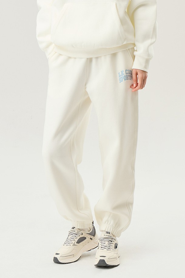 따뜻함과 스타일을 모두 갖춘 기모 루즈핏 조거 팬츠 아이보리(QP423TFPO4)입니다. 부드러운 촉감의 면, 폴리에스터 혼방 소재에 기모 안감을 더해 가을, 겨울 시즌 포근하게 착용 가능합니다. 밴딩 허리와 루즈핏 디자인으로 편안한 착용감을 제공하며, 아치형 그래픽과 로고 패턴이 스포티하면서도 캐주얼한 무드를 연출합니다. 아이보리, 그레이, 블랙 세 가지 컬러로 출시되어 다양한 스타일을 연출하기 좋으며, 일상, 캐주얼 룩에 활용하기 좋습니다. 두꺼운 두께감으로 한겨울에도 따뜻하게 입을 수 있는 실용적인 조거 팬츠입니다.
