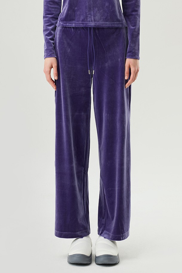 세련된 무드의 여성 벨벳 스트레이트 팬츠입니다. 부드러운 촉감의 벌벳 소재를 사용하여 편안한 착용감을 선사하며, 가을과 겨울에 따뜻하게 입기 좋습니다. 퍼플, 블랙, 라이트 그레이 세 가지 컬러로 출시되어 다양한 스타일 연출이 가능합니다. 캐주얼 스타일의 루즈핏으로 편안하면서도 스타일리시하며, 허리 밴딩으로 활동성을 높였습니다. 자수 디테일이 더해져 은은한 포인트를 더한 데일리 팬츠입니다.
