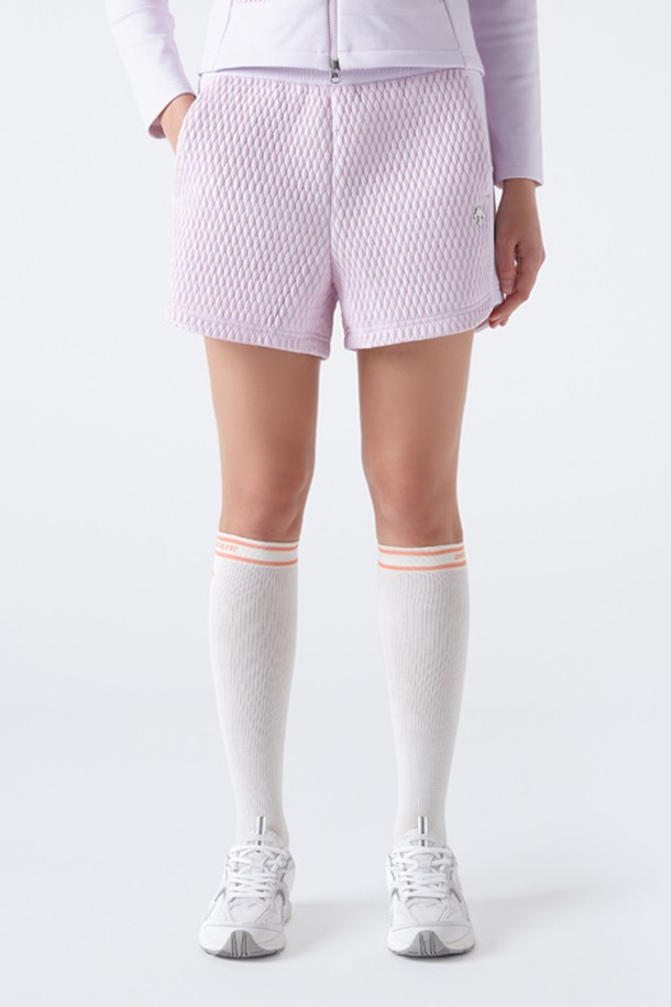 여성 패딩 하이브리드 4부 반바지 라벤더(SP422SHPO7)는 일상과 스포츠 활동 모두에 적합한 4부 기장의 반바지입니다. 부드러운 촉감의 나일론, 폴리에스터, 폴리우레탄 혼방 소재로 제작되었으며, 얇은 두께감과 레귤러핏으로 편안한 착용감을 제공합니다. 다이아몬드 패턴의 디자인과 허리 뒷부분의 실버 금속 스피릿 로고 장식이 스포티하면서도 캐주얼한 스타일을 연출합니다. 하이브리드 패딩 충전재를 사용하여 보온성을 높였으며, 밴딩 처리된 허리선으로 활동성을 더했습니다. 피트니스룩, 휴가룩 또는 여행룩으로 활용하기 좋은 실용적인 아이템입니다.
