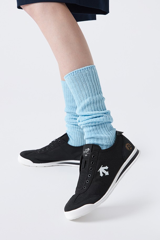 크론템포 슬립온 블랙(SQ123LSN12)은 여성용 슬립온으로, 캐주얼하고 미니멀한 스타일을 추구하는 분들께 적합합니다. 봄, 여름, 가을 시즌에 일상 및 가벼운 산책 시 편안하게 착용할 수 있으며, 동네 마실룩이나 산책룩에 잘 어울립니다. 캔버스 소재와 폴리에스터, 합성가죽, 면을 사용하여 가볍고 편안한 착용감을 제공하며, 2.5cm 플랫 굽으로 활동성을 높였습니다. 무지 디자인에 블랙, 화이트, 네이비, 베이지, 그레이 등 다양한 컬러 옵션이 있어 취향에 맞게 선택할 수 있습니다. IP 미드솔과 패딩 탑라인, 146g의 경량으로 편안함을 더했습니다.
