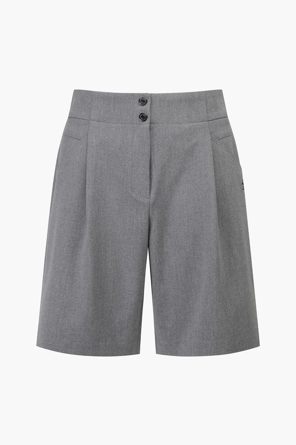 세련된 여성 원턱 5부 팬츠입니다. 부드러운 폴리에스터, 레이온, 폴리우레탄 혼방 소재로 제작되어 편안한 착용감을 선사합니다. 클래식하고 미니멀한 디자인으로 골프는 물론 일상에서도 멋스럽게 연출할 수 있습니다. 허리 뒷밴딩과 투버튼 스타일, 원턱 디테일이 편안함과 스타일리시함을 동시에 제공하며, 레귤러핏으로 제작되어 활동성을 높였습니다. 시원한 여름철, 그레이 컬러의 5부 팬츠로 다양한 스타일을 완성해보세요.
