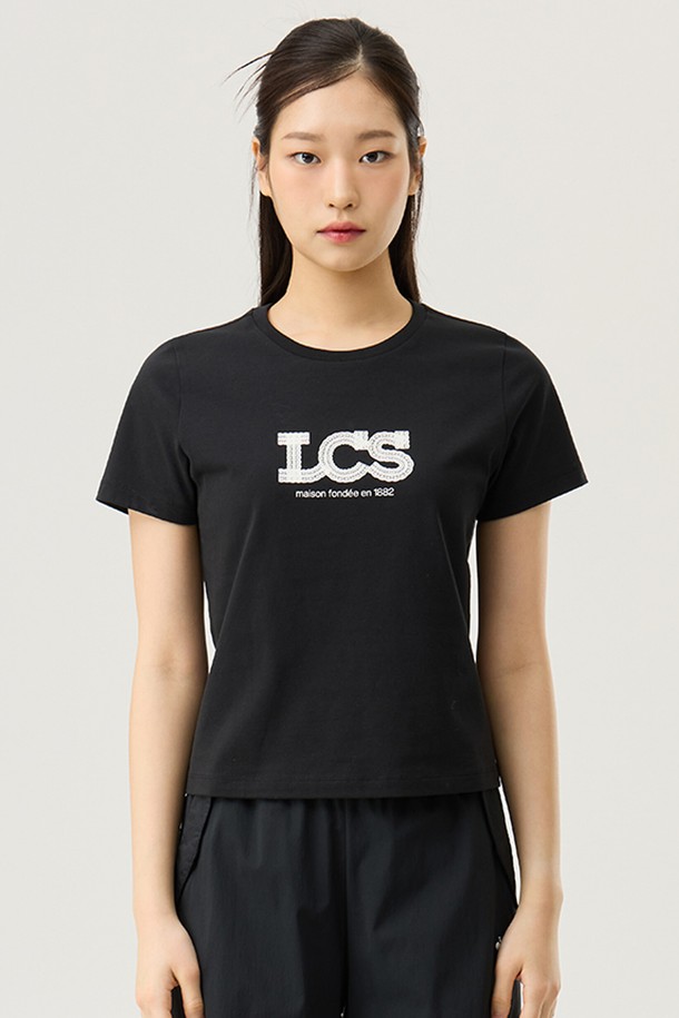 세련된 레이스 그래픽이 돋보이는 여성 레귤러핏 반팔 티셔츠입니다. 부드러운 면과 폴리에스터 혼방 소재로 제작되어 편안한 착용감을 선사하며, 핏은 레귤러핏으로 제작되었습니다. 얇은 두께감으로 봄, 여름 시즌에 시원하게 즐기기 좋고, 캐주얼하고 베이직한 스타일을 연출하기 좋습니다. 동네 마실룩이나 가벼운 외출 시에 부담 없이 착용할 수 있는 아이템입니다. 블랙 또는 화이트 색상으로 출시되어 다양한 하의와 매치하기 용이합니다.
