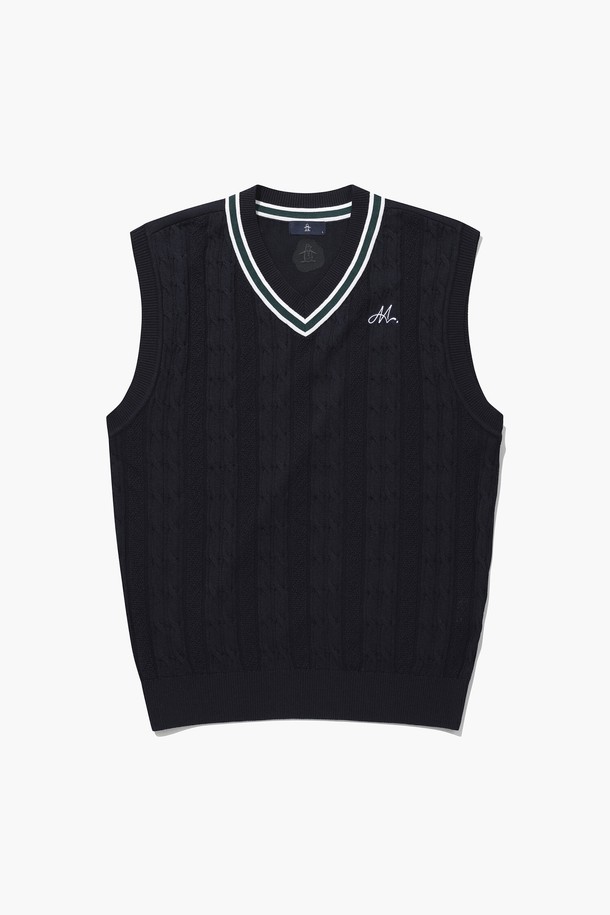 최우식 착용 남성 브이넥 니트 베스트(MQ121MKV11)는 골프 및 일상에서 활용 가능한 남성용 니트 베스트입니다. 부드러운 면과 폴리에스터 혼방 소재로 제작되어 흡습 및 속건 기능을 갖춰 쾌적한 착용감을 제공합니다. 클래식과 스포티한 무드를 넘나드는 케이블 패턴의 레귤러 핏 디자인으로, 봄, 가을 시즌에 활용하기 좋습니다. 브이넥 민소매 스타일로 다양한 이너와 레이어드하여 스타일리시하게 연출할 수 있습니다. 골프웨어로도 손색없는 실용적인 아이템입니다.
