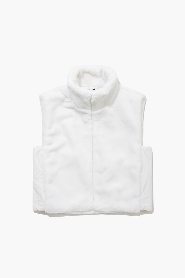 여성 퍼 패딩 베스트 풀집업 (GP422LWVO4)은 겨울철 골프 라운딩 또는 겨울 데일리룩에 적합한 여성용 패딩 베스트입니다. 스포티하고 미니멀한 스타일로, 무지 디자인과 레귤러핏으로 제작되었습니다. 얇지만 따뜻한 보온 기능을 제공하며, 부드러운 퍼 디테일이 돋보입니다. 블랙(BLCK)과 화이트(WHTE) 두 가지 색상으로 출시되었으며, 나일론, 폴리에스터, 폴리우레탄 혼방 소재로 제작되어 뛰어난 착용감을 선사합니다.
