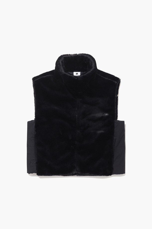 **여성 퍼 패딩 베스트 풀집업 (GP422LWVO4)**

겨울 시즌, 스포티한 스타일을 연출하는 여성용 퍼 패딩 베스트입니다. 블랙과 화이트 두 가지 색상으로 출시되어, 골프 및 일상에서 폭넓게 활용 가능합니다. 부드러운 촉감의 나일론, 폴리에스터, 폴리우레탄 혼방 소재에 패딩 & 퍼 안감을 더해 보온성을 높였습니다. 두꺼운 두께감으로 한겨울 추위에도 끄떡없으며, 밑단 스트링 조절로 핏을 자유롭게 연출할 수 있습니다. 레귤러 핏의 풀집업 디자인으로, 편안하게 착용할 수 있습니다.
