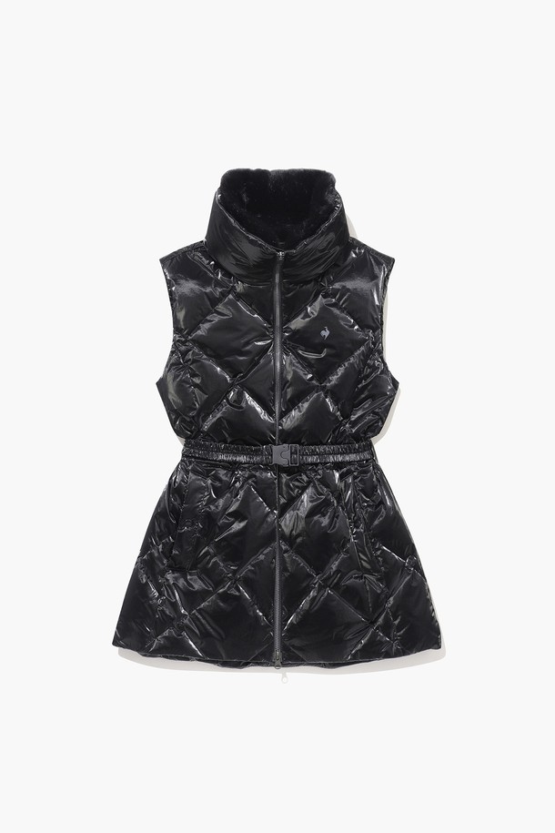 여성 글로시 퀼팅 롱 베스트 풀집업 (GP422LWVO2)은 겨울철 골프룩과 데일리룩에 모두 활용 가능한 여성용 베스트입니다. 스포티하면서도 미니멀한 스타일로, 퀼팅 패턴과 슬림핏 디자인이 특징입니다. 블랙과 화이트 두 가지 색상으로 출시되었으며, 롱 기장과 집업 스타일로 간편하게 착용할 수 있습니다. 보온성이 뛰어난 덕다운 안감과 광택감 있는 나일론, 폴리에스터 혼방 소재로 제작되어 가볍고 따뜻합니다. 허리 벨트와 스트링 디테일로 다양한 스타일 연출이 가능하며, 민소매 디자인으로 활동성을 높였습니다.
