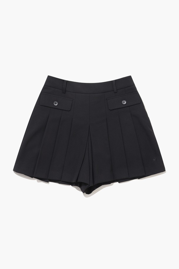 여성 골프룩 연출에 안성맞춤인 여성 TR 플리츠 숏팬츠입니다. 겨울 시즌을 위한 숏 기장의 팬츠로, 폴리에스터, 레이온, 폴리우레탄 혼방 소재로 제작되어 편안한 착용감을 선사합니다. 플리츠 디자인과 체크 또는 무지 패턴으로 클래식하면서도 미니멀한 스타일을 연출할 수 있습니다. 앞 포켓 후드 포인트와 포켓 디테일이 돋보이며, 안감은 폴리에스터로 마감되었습니다.
