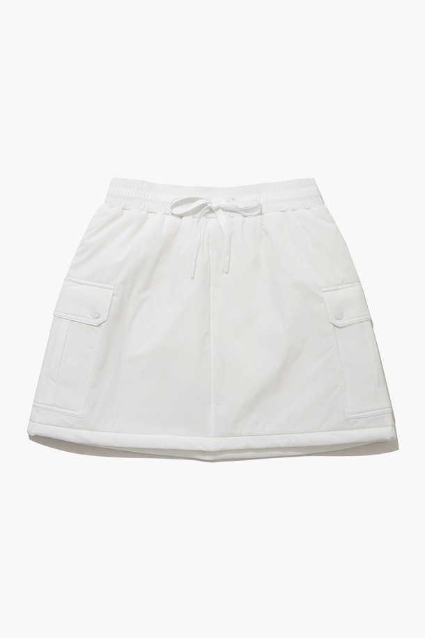 여성 아웃포켓 포인트 패딩 스커트 (GP422LSKO5)는 겨울철 골프 및 일상에서 활용하기 좋은 여성 패딩 스커트입니다. 무지 디자인에 H라인 핏으로, 스포티하면서도 캐주얼한 스타일을 연출합니다. 두껍고 부드러운 나일론, 폴리에스터, 폴리우레탄 혼방 소재에 안감 패딩으로 보온성을 높였습니다. 아웃포켓과 내장형 밴드 스트링, 카고 포켓 디테일이 특징이며, 신축성이 있어 편안한 착용감을 제공합니다. 블랙(BLCK), 화이트(WHTE) 두 가지 색상으로 출시되었습니다.
