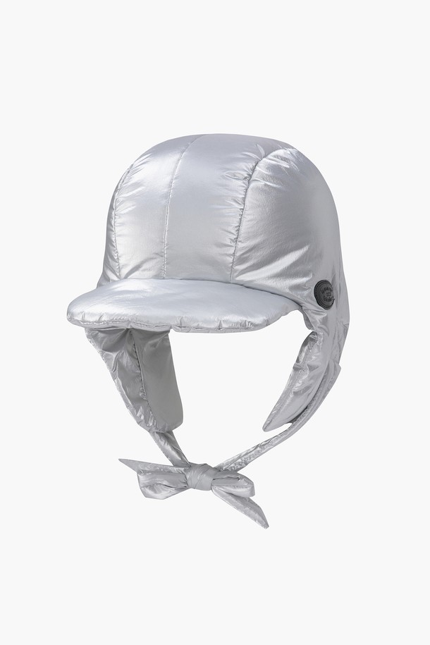 여성 캡형 패딩 바라클라바 (GP422LSAO3)는 추운 겨울, 머리부터 목까지 따뜻하게 감싸주는 방한 모자입니다. 깊은 모자 깊이로 보온성을 높였으며, 부드러운 촉감의 나일론과 폴리에스터 혼방 소재를 사용하여 편안한 착용감을 제공합니다. 캡형 디자인과 광택감 있는 우븐 소재, 무지 패턴이 어우러져 미니멀, 캐주얼, 스포티한 겨울 데일리룩, 골프룩, 여행룩에 모두 잘 어울리는 세련된 스타일을 연출합니다. 블랙과 실버 두 가지 컬러로 출시되어, 취향에 맞게 선택 가능하며, 두꺼운 두께감으로 뛰어난 보온 효과를 느낄 수 있습니다.
