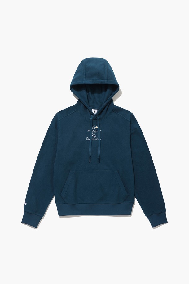 여성 솔리드 후드 플리스 티셔츠 (GP422LRLO2)는 골프 및 일상용으로 활용 가능한 여성 후드 티셔츠입니다. DGRN, BLCK 두 가지 색상으로 제공되며, 부드러운 폴리에스터, 폴리우레탄, 플리스 소재로 제작되어 겨울철 보온성을 제공합니다. 레귤러핏에 레귤러 기장으로 편안하게 착용 가능하며, 무지 스타일 위에 레터링 프린트 디테일로 포인트를 더했습니다. 긴소매와 후드 디자인으로 스포티하면서도 캐주얼한 스타일을 연출할 수 있는 두꺼운 두께의 티셔츠입니다.
