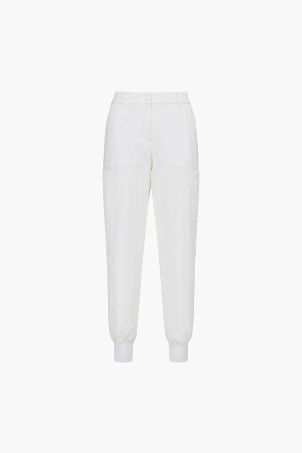 여성 뒷밴드 패딩 조거핏 팬츠 (GP422LPTO5)는 추운 겨울에도 스타일리시함과 따뜻함을 놓치고 싶지 않은 여성들을 위한 아이템입니다. 부드러운 촉감의 나일론, 폴리우레탄, 폴리에스터 혼방 소재로 제작되어 편안한 착용감을 선사하며, 두꺼운 두께의 패딩 안감으로 보온성을 극대화했습니다. 허리 뒷면 로고 밴드 디테일과 양쪽 포켓 디자인으로 실용성을 더했으며, 우수한 신축성으로 활동성을 보장합니다. 스포티, 캐주얼, 미니멀한 스타일을 연출할 수 있어 골프룩, 겨울 데일리룩, 산책룩 등 다양한 TPO에 활용하기 좋습니다. 블랙, 화이트 두 가지 색상으로 만나보세요.
