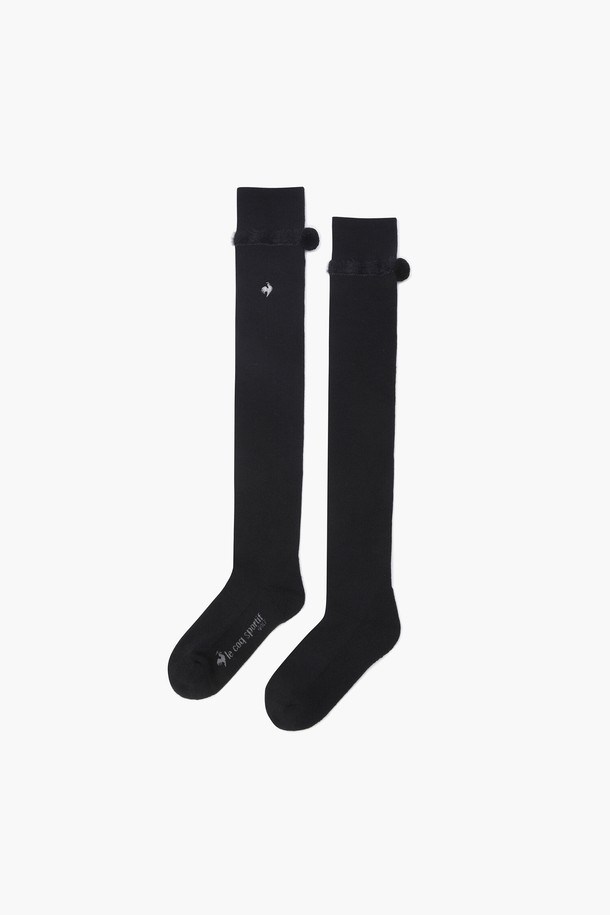 여성 방울 오버 니삭스 (GP422LKSO1)는 가을, 겨울 시즌 골프룩 및 겨울 데일리룩에 모두 잘 어울리는 여성용 니삭스입니다. 블랙과 화이트 두 가지 색상으로 출시되어 다양한 스타일에 매치하기 용이하며, 클래식하고 미니멀한 스타일을 연출할 수 있습니다. 울, 나일론, 폴리우레탄, 폴리에스터 혼방 소재로 제작되어 보온성이 뛰어나고 부드러운 착용감을 선사합니다. 오버니 길이로 다리를 따뜻하게 감싸주며, 상단 방울 디테일과 대비색상 디테일이 돋보이는 디자인입니다. 단품으로 구성되어 있으며, 데일리룩에 포인트가 되어 스타일리시함을 더해줍니다.
