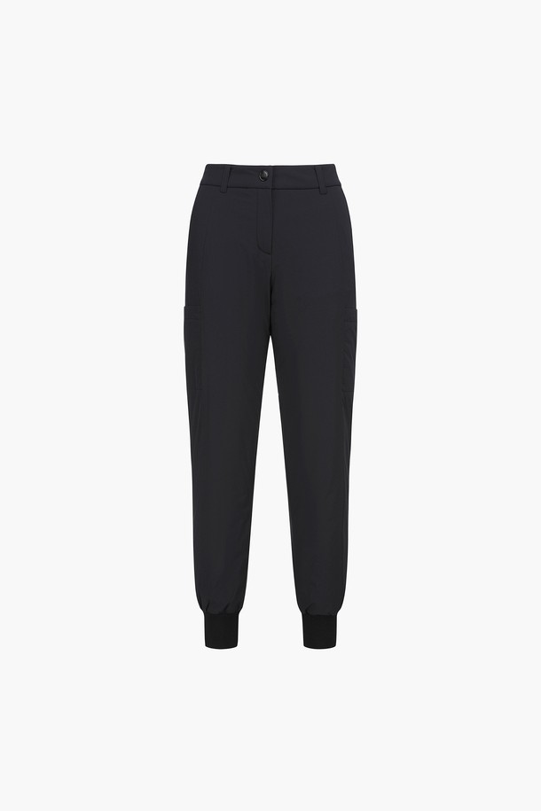 **여성 뒷밴드 패딩 조거핏 팬츠 (GP422LPTO5)**

겨울철 추위에도 스타일을 놓치고 싶지 않은 당신을 위한 여성 패딩 조거 핏 팬츠입니다. 나일론, 폴리우레탄, 폴리에스터 혼방 소재로 제작되어 부드러운 촉감과 뛰어난 보온성을 자랑합니다. 허리 밴딩과 뒷 로고 밴드로 편안한 착용감을 선사하며, 양쪽 포켓으로 실용성을 더했습니다. 스포티, 캐주얼, 미니멀 등 다양한 스타일을 연출할 수 있으며, 골프, 겨울 데일리룩, 산책룩 등 TPO에 맞춰 활용하기 좋습니다. 블랙, 화이트 두 가지 컬러로 출시되어, 어떤 상의와도 손쉽게 매치할 수 있습니다.
