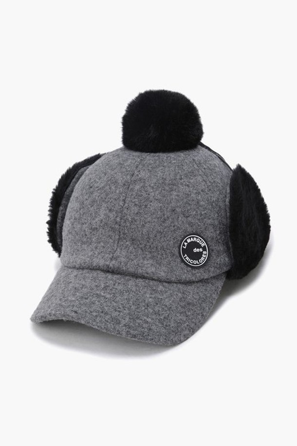 여성 퍼 방울 귀달이 방한 캡 (GP422LCPO1)은 겨울철 방한과 골프룩, 데일리룩에 활용하기 좋은 모자입니다. 울, 나일론, 폴리에스터 혼방 소재로 제작되어 부드러운 촉감과 가벼운 착용감을 선사합니다. 챙 넓이 5.5cm에 구깊이가 적어 활동성을 높였으며, 귀달이와 탈부착 가능한 퍼 방울 장식으로 보온성과 스타일을 동시에 잡았습니다. 로고 포인트와 다양한 스타일 연출이 가능하여 클래식, 미니멀, 캐주얼 룩에 모두 잘 어울립니다.
