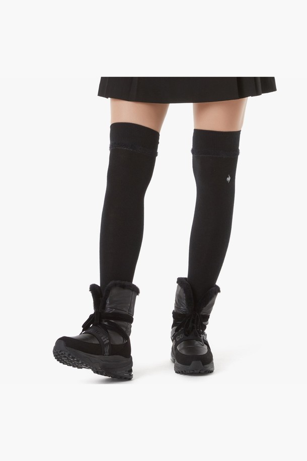 여성 키높이 방한 미들부츠 (윈터 벌키) (GP322LSH91)는 겨울철 따뜻함과 스타일을 동시에 잡을 수 있는 여성 부츠입니다. 라운드 앞코 디자인에 5cm의 웨지힐을 적용하여 다리가 길어 보이는 효과를 주며, 내부에는 부드러운 페이크퍼 안감을 사용하여 보온성을 높였습니다. 벨크로형 신발 여밈과 웨빙 스트랩 디자인, 리본 디테일이 세련된 느낌을 더하고, TPU 힐 보강으로 안정성을 더했습니다. 헤링본 스터드 패턴 아웃솔은 미끄럼 방지 기능을 제공하며, 일상, 산책, 여행 등 다양한 TPO(time, place, occasion)에 맞춰 캐주얼, 클래식, 미니멀 스타일을 연출할 수 있습니다. 블랙 색상으로 어떤 옷에도 잘 어울려 겨울 데일리룩을 완성해 줍니다.
