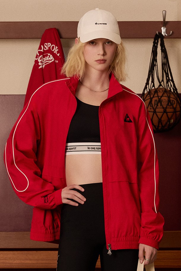 유니 프라우드 퍼텍스 루즈핏 재킷 - 레드(QQ123LJK21)는 남녀 공용으로 착용 가능한 스포티하고 트렌디한 스타일의 자켓입니다. 봄, 가을 간절기에 적합하며, 일상 또는 스포츠 활동 시 편안하게 착용할 수 있습니다. 넉넉한 루즈핏으로 활동성을 높였으며, 집업 스타일로 간편하게 입고 벗을 수 있습니다. 등판 그래픽, 소매 레터링, 파이핑 디테일, 메쉬 안감, 생활 방수 및 방풍 기능으로 디자인과 기능성을 모두 갖춘 제품입니다. 나일론과 폴리에스터 혼방 소재로 제작되어 가볍고 쾌적한 착용감을 제공합니다.
