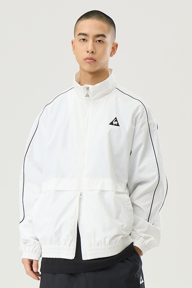 유니 프라우드 퍼텍스 루즈핏 재킷 - 화이트(QQ123LJK21)는 남녀 모두 착용 가능한 스포티한 스타일의 자켓입니다. 봄, 가을 시즌에 적합하며, 여행, 산책, 피트니스 활동 시 편안하게 착용하기 좋습니다. 방수 및 방풍 기능의 퍼텍스 소재를 사용하여 제작되었고, 루즈핏으로 활동성을 높였습니다. 메쉬 자켓 타입으로 가볍고, 백패널 그래픽과 소매 레터링, 파이핑 디테일이 디자인의 포인트를 더합니다. 블랙, 레드로도 출시되어 취향에 맞게 선택할 수 있습니다.
