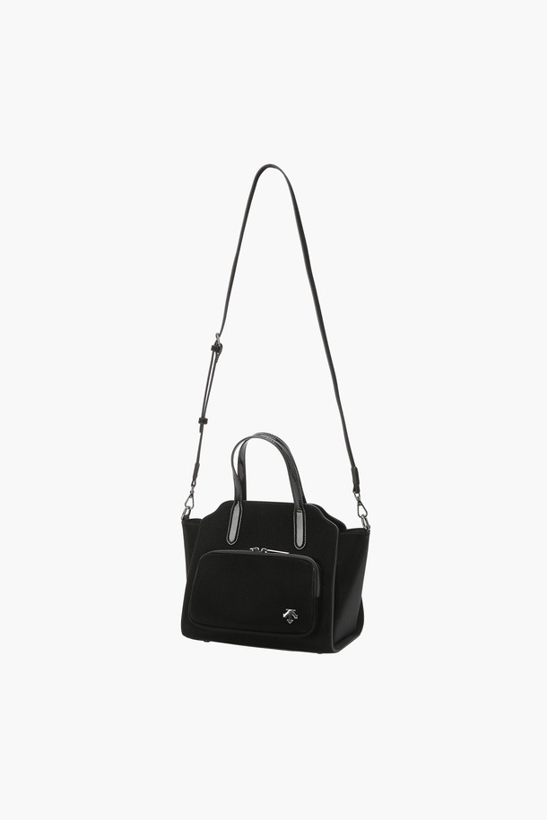 여성 유틸리티 카트백 (DP12WFBG11)은 골프룩에 어울리는 미디엄 사이즈의 사각 카트백입니다. 클래식하고 미니멀한 디자인으로, 합성가죽과 폴리에스터 소재를 사용하여 제작되었습니다. BLKG, BWTG 두 가지 색상으로 출시되었으며, 넉넉한 수납공간과 실용성 중심의 디자인이 특징입니다. 외부 포켓과 뒷면 자석 포켓이 있어 소지품을 편리하게 보관할 수 있으며, 자석형 잠금 방식으로 간편하게 사용할 수 있습니다. 가로 31cm, 세로 22.5cm, 폭 14cm이며 무게는 546g입니다.
