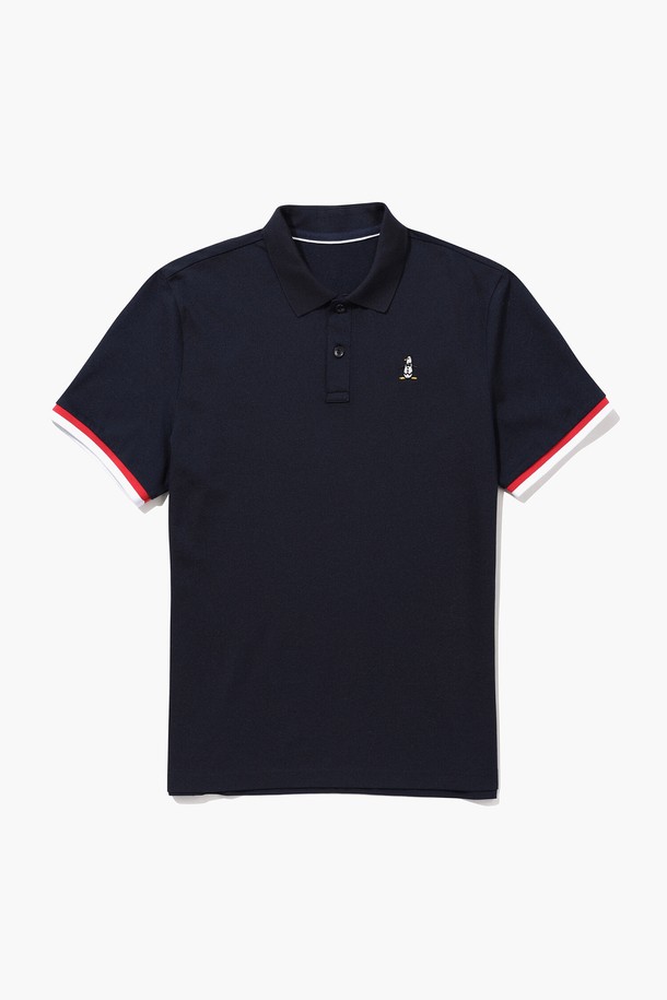 남성 시그니처 반팔 폴로 티셔츠 다크네이비(MQ121MTS11)는 시원한 여름철, 골프 및 일상에서 쾌적하게 착용 가능한 남성용 폴로 티셔츠입니다. 부드러운 촉감의 면, 폴리에스터, 폴리우레탄 혼방 소재로 제작되어 흡습 기능과 편안한 착용감을 제공합니다. 다크네이비, 레드, 다크그린 3가지 색상으로 출시되었으며, 레귤러핏에 무지 디자인으로 미니멀하고 세련된 스타일을 연출합니다. 소매단 컬러 포인트와 밑단 트임 디테일, PK 조직감 원단이 특징이며, 스포티하고 캐주얼한 골프룩을 완성합니다.
