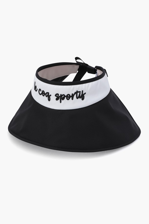 여성 오픈햇 썬바이저 (GQ122LSV11)는 골프 및 스포츠 활동, 휴가 또는 여름 바캉스룩에 어울리는 모자입니다. 블랙과 화이트 두 가지 색상으로 출시되었으며, 폴리에스터 소재로 제작되어 편안한 착용감을 선사합니다. 챙 넓이는 8.5cm로 넓어 햇빛을 효과적으로 차단하며, 자외선 차단 기능을 갖춰 야외 활동 시 유용합니다. 미니멀, 클래식, 리조트 스타일을 연출하기 좋으며, 탈부착 가능한 리본 디테일로 포인트를 더했습니다. 넓은 챙으로 양볼 전체를 가릴 수 있는 변형 디자인이 특징입니다.
