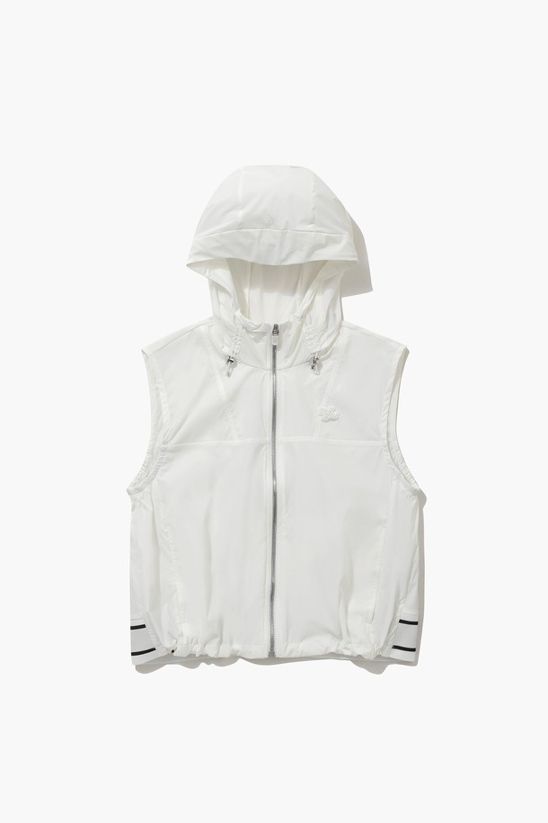 여성 테크니컬 우븐 베스트 화이트(MQ122LWV31)는 골프 및 일상용으로 활용 가능한 여성용 베스트입니다. 봄, 여름 시즌에 적합하며, 미니멀하고 스포티한 스타일을 연출합니다. 흡습 및 통기 기능이 뛰어난 테크니컬 우븐 소재를 사용하여 얇고 가벼운 착용감을 제공합니다. 민소매 디자인에 레귤러핏으로 편안하게 착용 가능하며, 집업 스타일로 간편하게 여밀 수 있습니다. 화이트, 블랙, 그린 3가지 색상으로 출시되었습니다.
