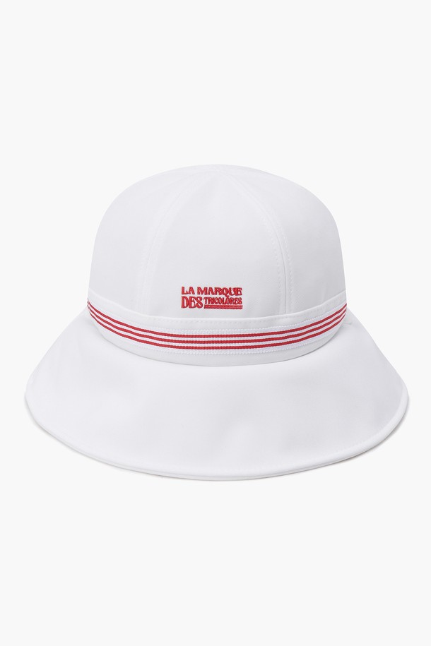 여성 돔형 버킷햇 (GP122LCP23)은 골프 및 일상생활에서 활용하기 좋은 모자입니다. 블랙과 화이트 두 가지 색상으로 출시되었으며, 캐주얼, 미니멀, 스포티한 스타일을 연출하기 좋습니다. 챙 넓이는 7.5cm이며, 무지 디자인에 스트라이프 테이프와 레터링 자수가 디자인 포인트입니다. 폴리에스터와 폴리우레탄 혼방 소재로 제작되어 땀 흡수 및 자외선 차단 기능을 제공하며, 이마 부분 스웨트밴드와 스트랩이 있어 편안한 착용감을 선사합니다.
