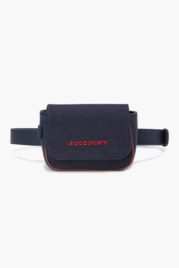 네이비와 화이트 색상으로 만나보는 여성 벨트백 (GP122LET14)입니다. 면, 폴리우레탄, 폴리에스터 소재로 제작된 미니 사이즈의 벨트백으로, 로고 패턴과 디자인 장식이 돋보입니다. 버클형 잠금 방식으로 간편하게 여닫을 수 있으며, 사이즈 조절이 가능하여 편리합니다. 일상 및 캐주얼 스타일에 활용하기 좋으며, 미니멀하고 베이직한 디자인으로 다양한 스타일링에 활용할 수 있습니다.
